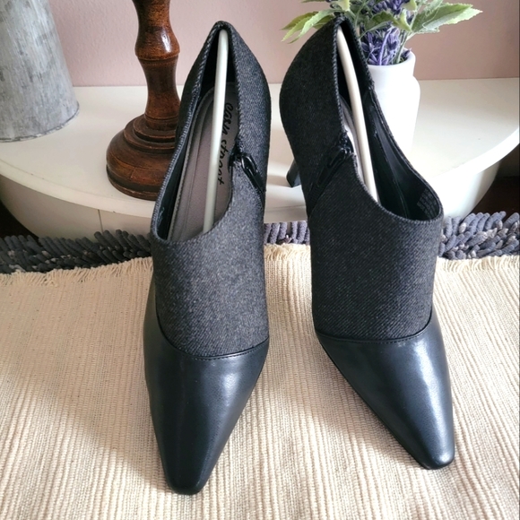 CLEARANCE ~ Easy Street Black On Black Hering "Aubree" Heels - Picture 1 of 10